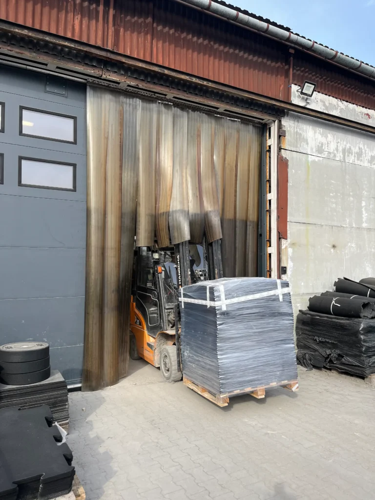 wózek widłowy wjeżdżający z hali