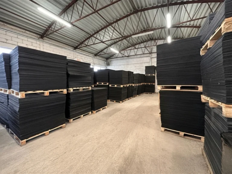 Zdjęcie przestawia halę magazynową z produktami Pavisorte