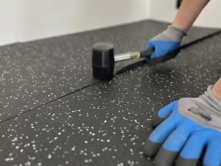 Zdjęcie przedstawia montaż nawierzchni gumowej Pavi Sorte