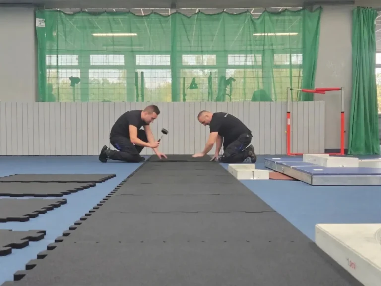 Zdjęcie przedstawia montaż podłogi gumowej przez firmę Pavisorte