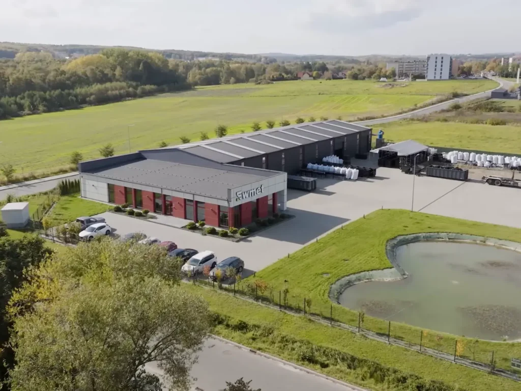 zdjęcie przedstawia przód budynku z lotu ptaka zakładu produkcyjnego Pavisorte w Wolbromiu